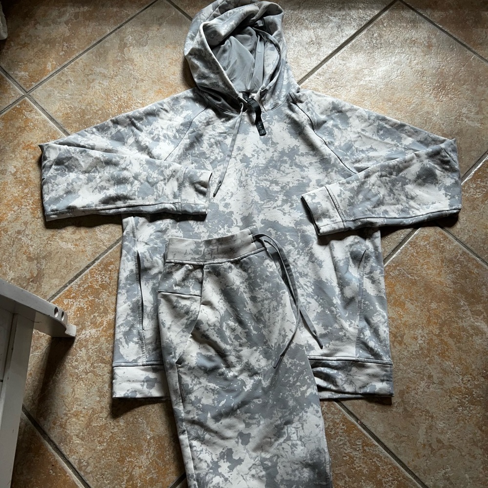 Men’s lululemon set size medium hoodie & pants gray&white